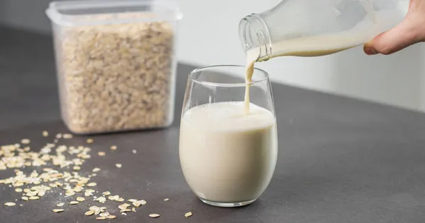 燕麥奶含有較多碳水化合物，如果當成牛奶一樣大量飲用，恐怕會導致體重直線上升。（圖／123RF）