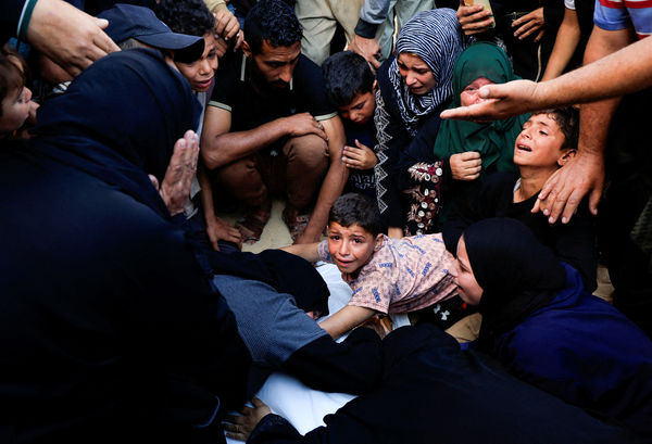 ▲▼以色列軍方空襲加薩南部汗尤尼斯（Khan Younis）。（圖／路透）