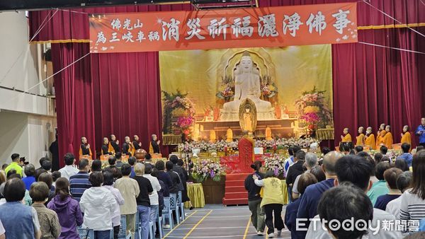 ▲▼新北市三峽區北大國小前19日發生的嚴重車禍事故，佛光山祈福。（圖／記者呂佳賢攝）