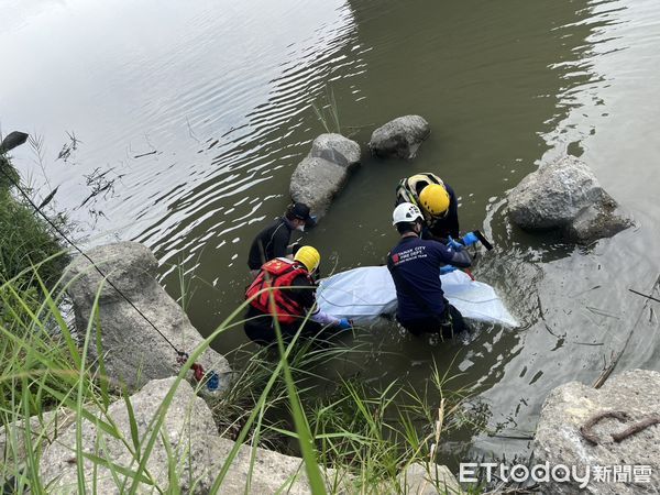 ▲台南麻豆麻善大橋疑似有人落水，消防局25日上午再次啟動搜救行動，順利找到郭男遺體，協助打撈上岸，交警方報請檢察官相驗查處。（記者林東良翻攝，下同）