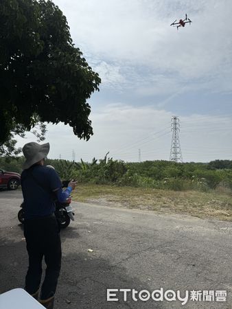▲台南麻豆麻善大橋疑似有人落水，消防局25日上午再次啟動搜救行動，順利找到郭男遺體，協助打撈上岸，交警方報請檢察官相驗查處。（記者林東良翻攝，下同）