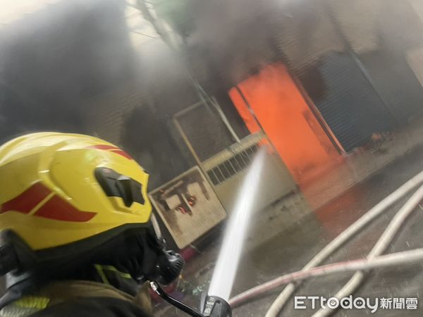▲台南市西港區中山路243巷一處民宅25日清晨發生火警，起火點為一樓室內停車處消防人員水搶迅速撲滅。（圖／記者林東良翻攝）