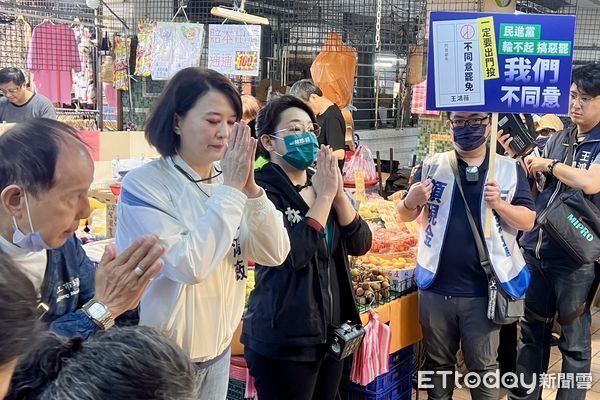 ▲▼王鴻薇、林珍羽掃松江巿場。（圖／記者鄭佩玟攝）
