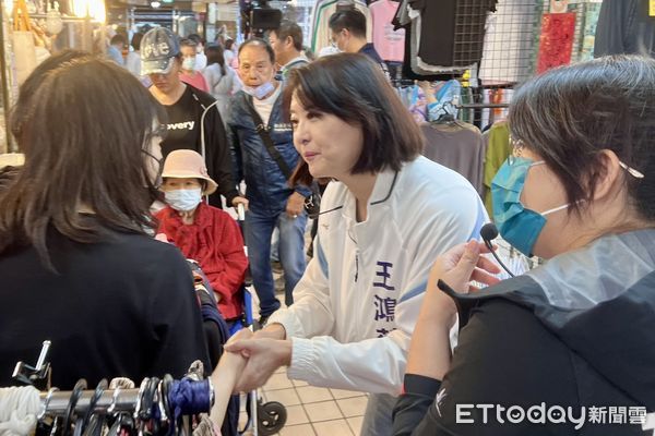 ▲▼王鴻薇、林珍羽掃松江巿場。（圖／記者鄭佩玟攝）