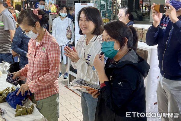 ▲▼王鴻薇、林珍羽掃松江巿場。（圖／記者鄭佩玟攝）