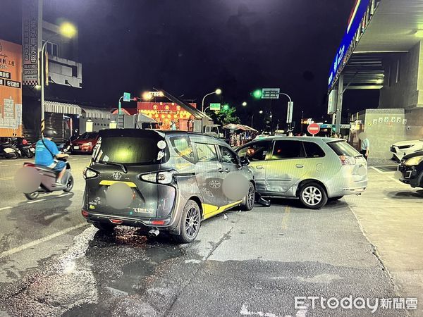 ▲▼68歲邱男疑似緊張，倒車不慎撞到後車。（圖／記者林東良翻攝）