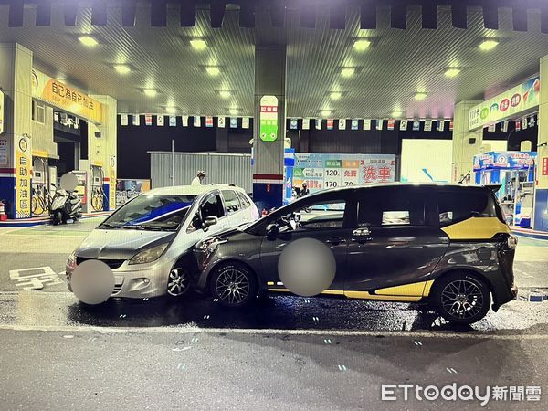 ▲▼68歲邱男疑似緊張，倒車不慎撞到後車。（圖／記者林東良翻攝）