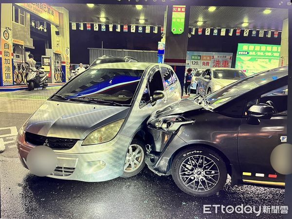 ▲▼68歲邱男疑似緊張，倒車不慎撞到後車。（圖／記者林東良翻攝）