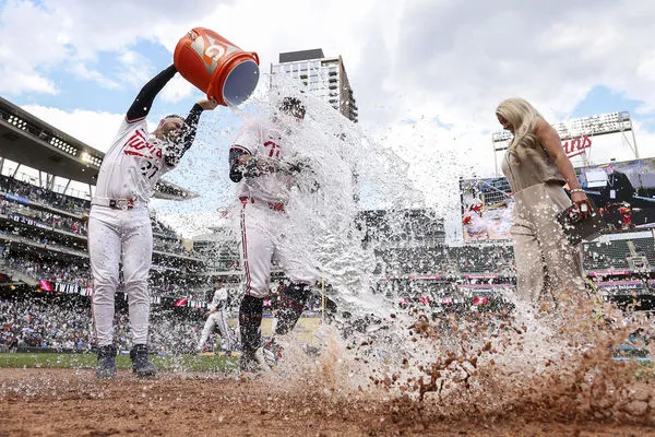 ▲雙城二壘手李（Brooks Lee）敲再見安接受隊友們慶祝。（圖／達志影像／美聯社）
