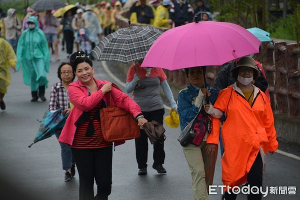 ▲健行活動民眾穿雨衣撐傘走完全程。（圖／記者楊晨東翻攝）
