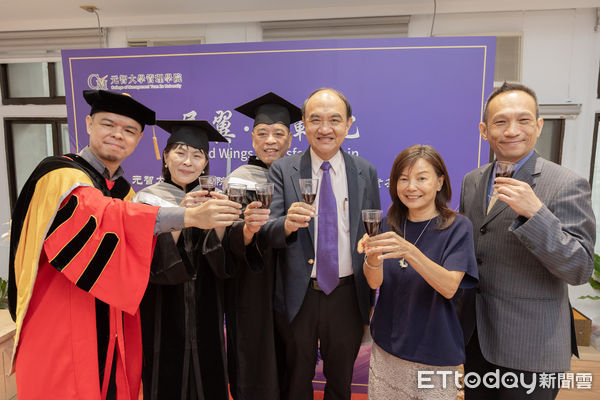 ▲▼元智管院主管與畢業生合照。（圖／元智大學管理學院提供）
