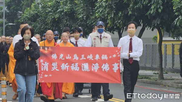 ▲▼             新北三峽區發生重大車禍，佛光山舉行消災祈福灑淨佛事。（圖／記者呂佳賢攝，下同）