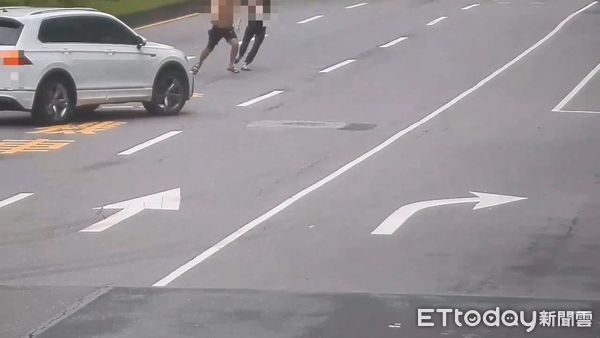 ▲鄭男衝入快車道當街攔車，遭警方依觸犯公共危險罪嫌移送法辦。（圖／記者張君豪翻攝）