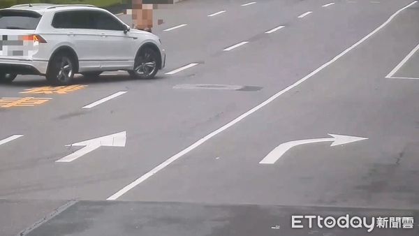 ▲鄭男衝入快車道當街攔車，遭警方依觸犯公共危險罪嫌移送法辦。（圖／記者張君豪翻攝）