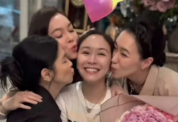 蔡依珊過54歲生日，好姐妹徐若瑄（左起）、曾馨瑩、陳妍嵐（右）獻吻，為她慶生。（翻攝蔡依珊IG）
