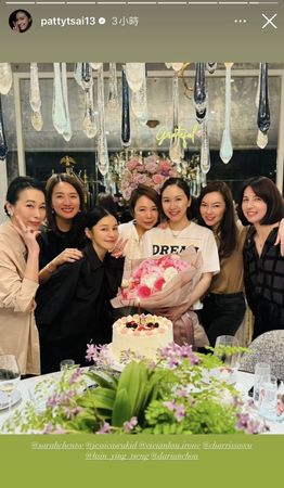 蔡依珊（右三）過54歲生日，曾馨瑩（右二）、陳妍嵐（左）、徐若瑄（左三）等好姐妹為她慶生。（翻攝蔡依珊IG）