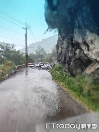 ▲投89線18.5K處發生土石流，雙向交通中斷。（圖／仁愛鄉公所提供）
