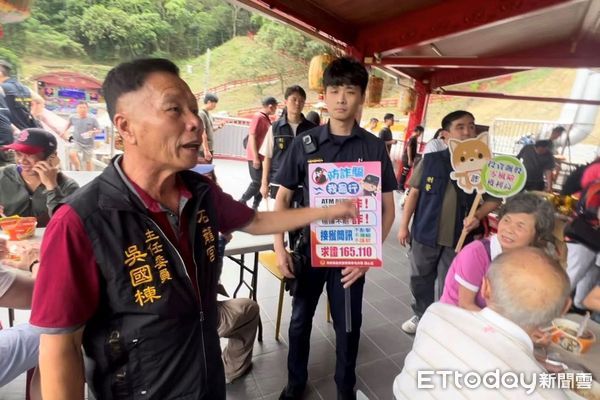 ▲草屯警方與石龍宮假日合作宣導防範假冒與詐騙。（圖／記者高堂堯翻攝）