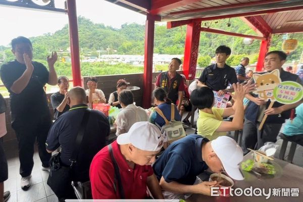 ▲草屯警方與石龍宮假日合作宣導防範假冒與詐騙。（圖／記者高堂堯翻攝）