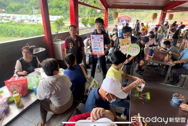 ▲草屯警方與石龍宮假日合作宣導防範假冒與詐騙。（圖／記者高堂堯翻攝，下同）