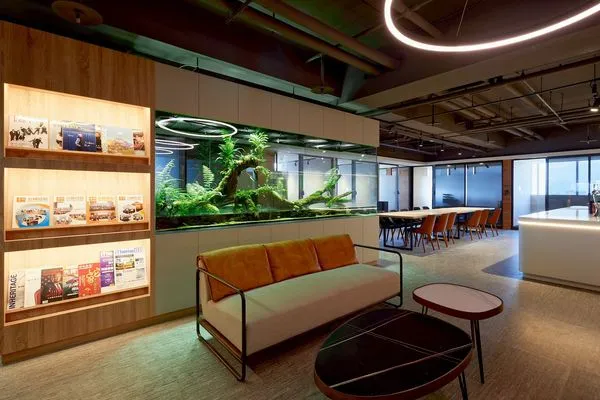 ▲開放空間的生態魚缸。（圖／韻驊提供）