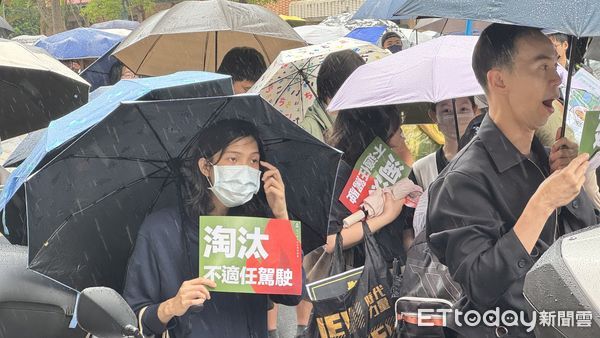 ▲▼「行人零死亡推動聯盟」今號召10多個公民團體、100多人自立法院前遊行至交通部提交陳情書。（圖／記者周湘芸攝）