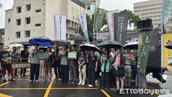 ▲▼「行人零死亡推動聯盟」今號召10多個公民團體、100多人自立法院前遊行至交通部提交陳情書。（圖／記者周湘芸攝）