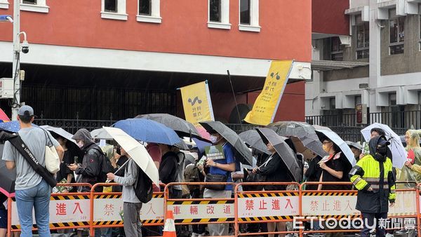 ▲▼「行人零死亡推動聯盟」今號召10多個公民團體、100多人自立法院前遊行至交通部提交陳情書。（圖／記者周湘芸攝）