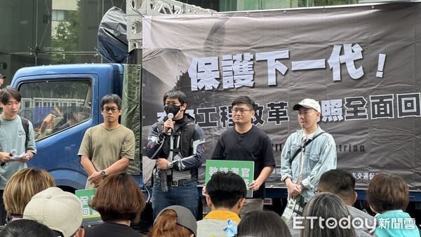 ▲▼「行人零死亡推動聯盟」今號召10多個公民團體、100多人自立法院前遊行至交通部提交陳情書。（圖／記者周湘芸攝）