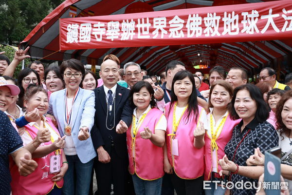 ▲南投縣長許淑華陪同立法院長韓國瑜赴集集鎮國寺大法會祈福。（圖／南投縣政府提供）