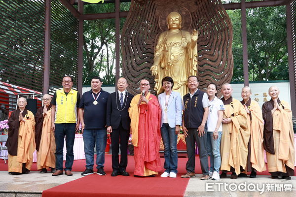 ▲南投縣長許淑華陪同立法院長韓國瑜赴集集鎮國寺大法會祈福。（圖／南投縣政府提供，下同）