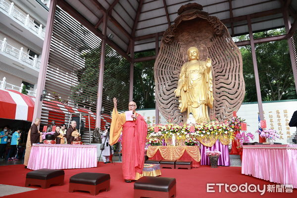 ▲南投縣長許淑華陪同立法院長韓國瑜赴集集鎮國寺大法會祈福。（圖／南投縣政府提供）