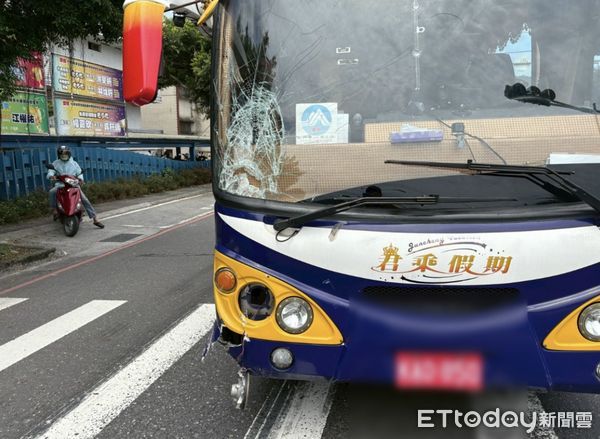 ▲▼大客車在十字路口與待轉區起步直行普通重型機車相撞，造成機車騎士左大腿骨折。（圖／記者游芳男翻攝，下同）