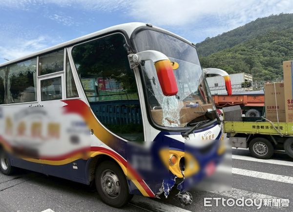 ▲▼大客車在十字路口與待轉區起步直行普通重型機車相撞，造成機車騎士左大腿骨折。（圖／記者游芳男翻攝，下同）
