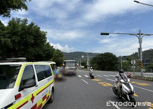 ▲▼大客車在十字路口與待轉區起步直行普通重型機車相撞，造成機車騎士左大腿骨折。（圖／記者游芳男翻攝，下同）