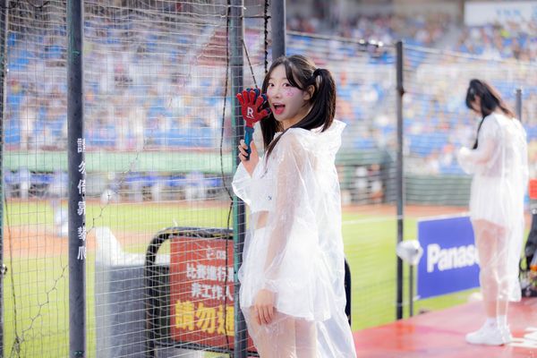 ▲▼廉世彬（左）、禹洙漢都穿熊霓的私服。（圖／樂天桃猿提供）