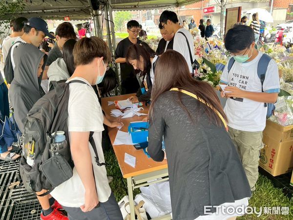 ▲▼還路於民行人路權促進會今於車禍地點舉辦白紙鶴悼念活動。（圖／還路於民行人路權促進會提供）