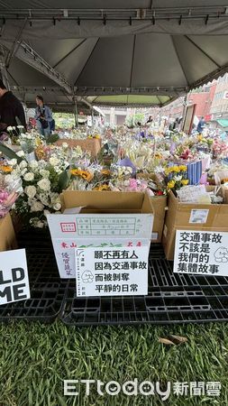 ▲▼還路於民行人路權促進會今於車禍地點舉辦白紙鶴悼念活動。（圖／還路於民行人路權促進會提供）