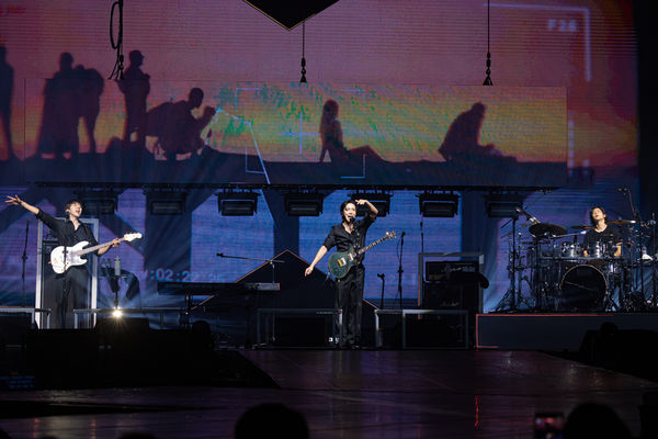 ▲▼ CNBLUE高雄開場「台下歌迷突發狀況」　中斷演出關心狀況 。（圖／和協整合行銷提供）