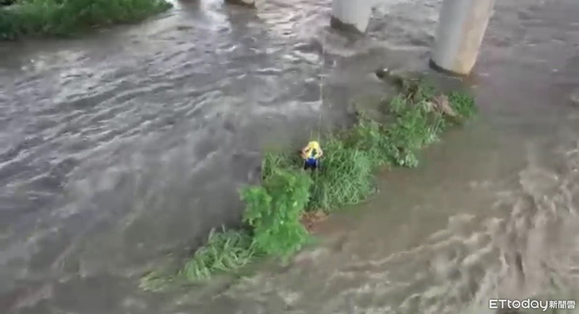 快訊／雨彈猛炸台中！烏溪暴漲釣客受困沙洲　消防急搜救