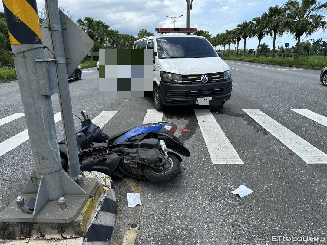 花蓮台9線車禍！救護車與機車路口擦撞　騎士小腿骨折送醫畫面曝