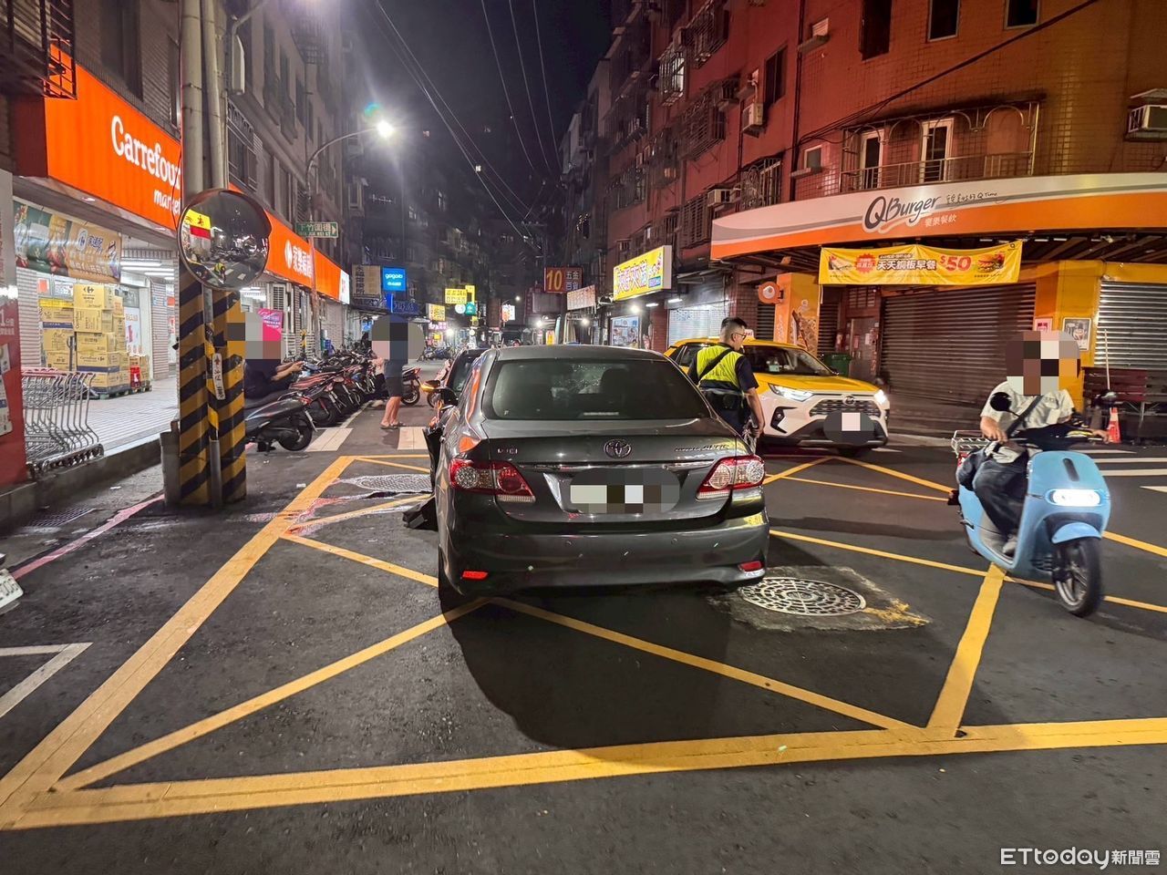 誇張畫面曝！自小客「越開越偏」正面逆撞對向車　1人受傷