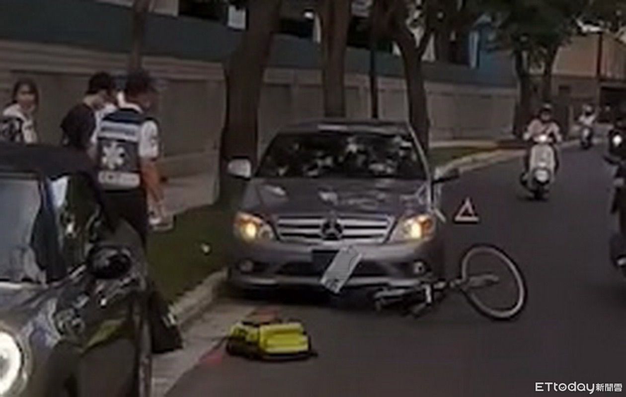 獨／高雄賓士撞倒少年　車門沒關硬頂單車落跑！誇張影片曝