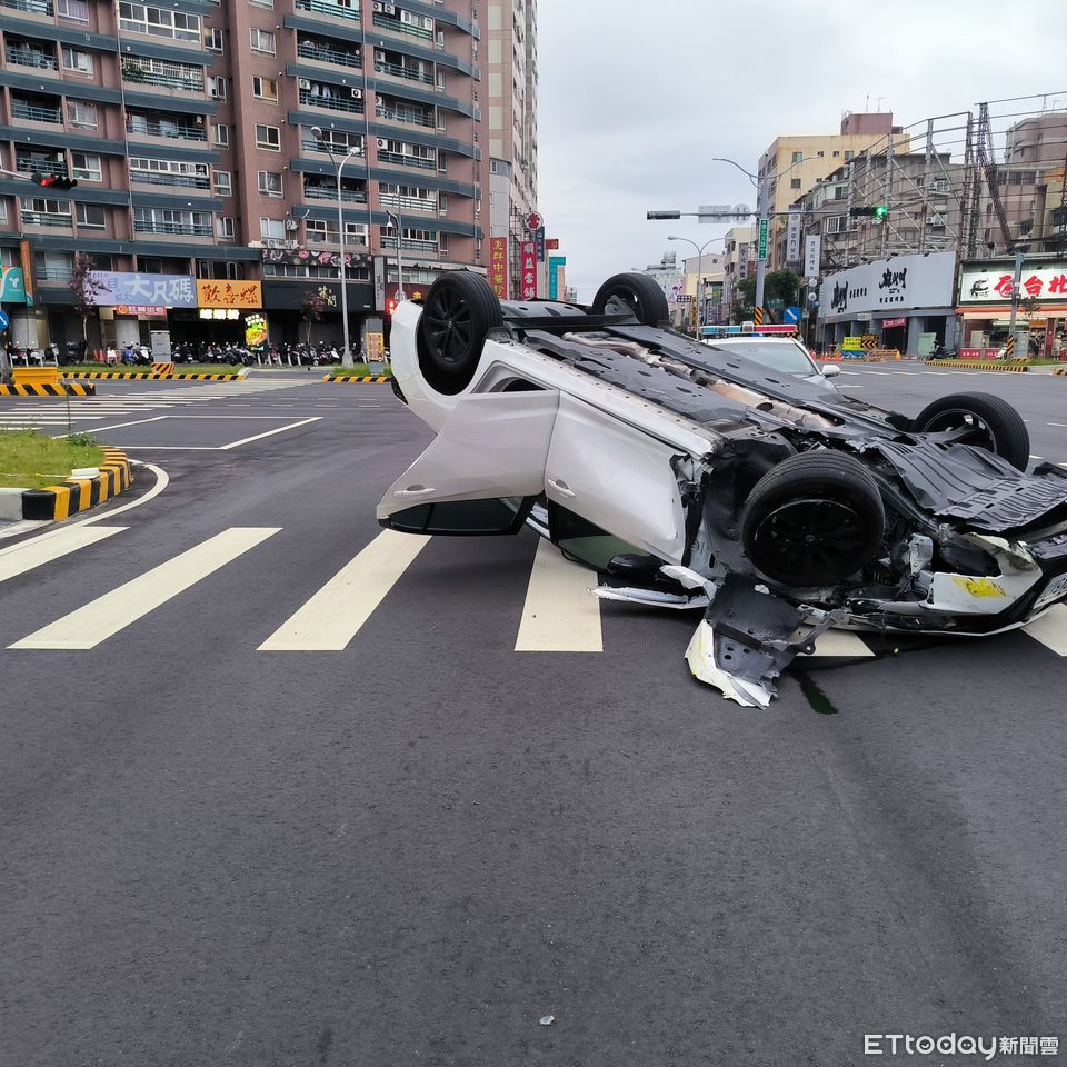 台中清晨轎車撞行人庇護島「4輪朝天」　駕駛疑恍神釀禍