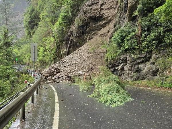 快訊／鋒面挾強降雨　台8線合歡隧道西口道路坍方交通中斷