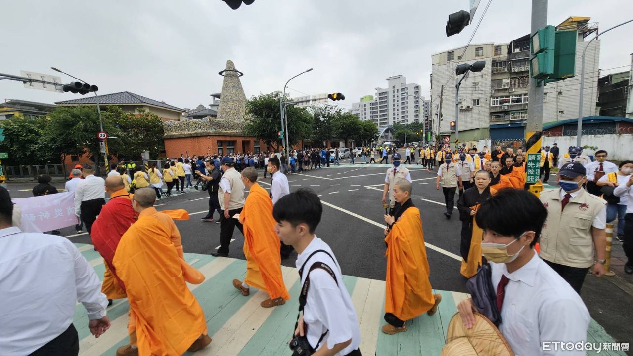 三峽車禍3死！佛光山法師繞行事發地祈福　居民心碎籲：不要忘記