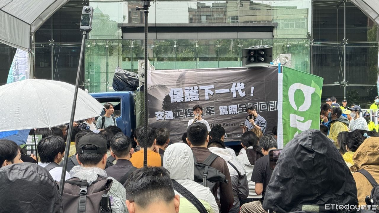 行人路權團體提「駕照回訓」等3訴求　號召百人冒雨遊行遞陳情書