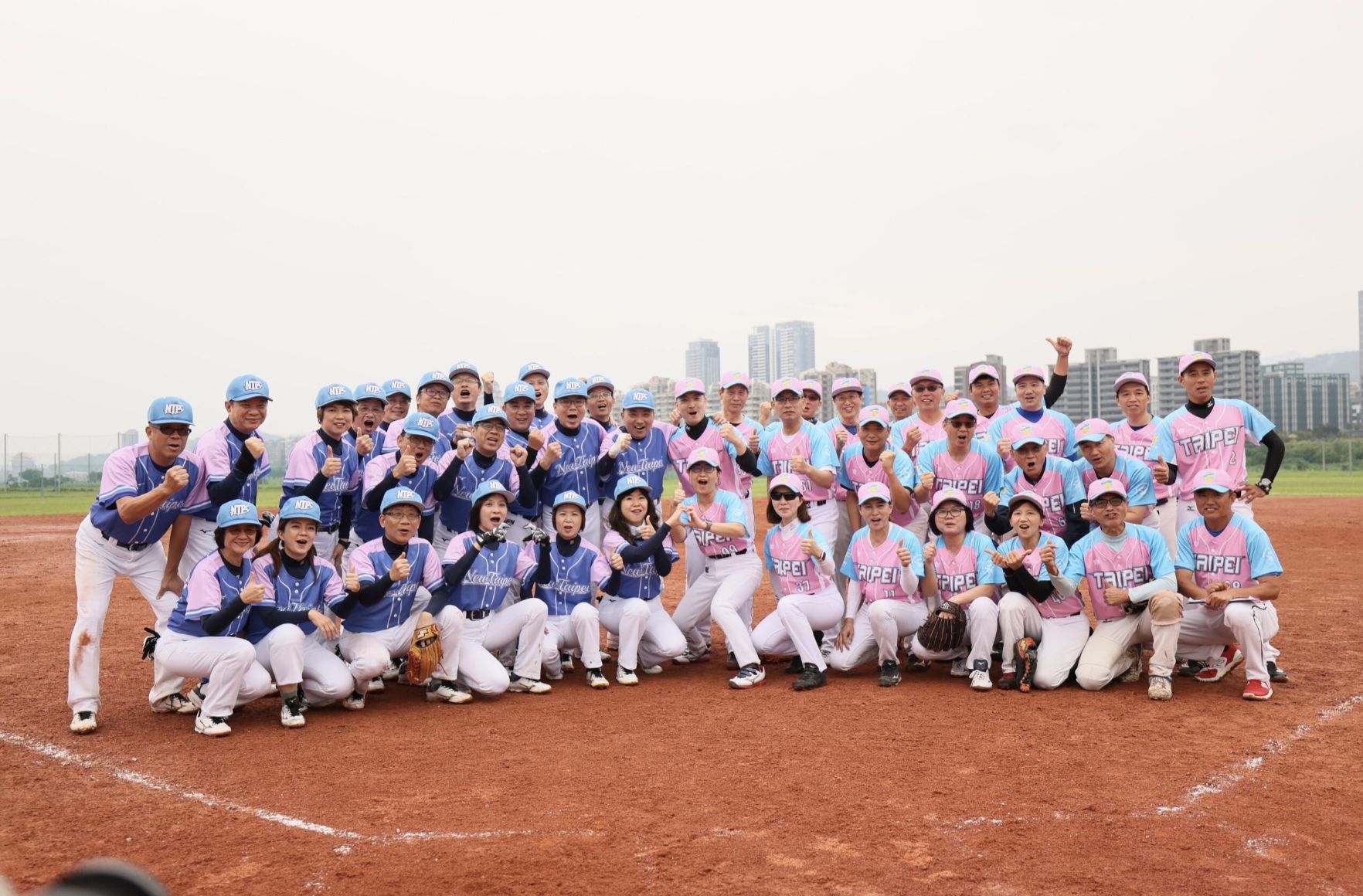 ▲▼       世壯運慢速壘球雙北大戰二部曲新北市獲銀　侯友宜肯定團隊的好表現      。（圖／新北市政府）