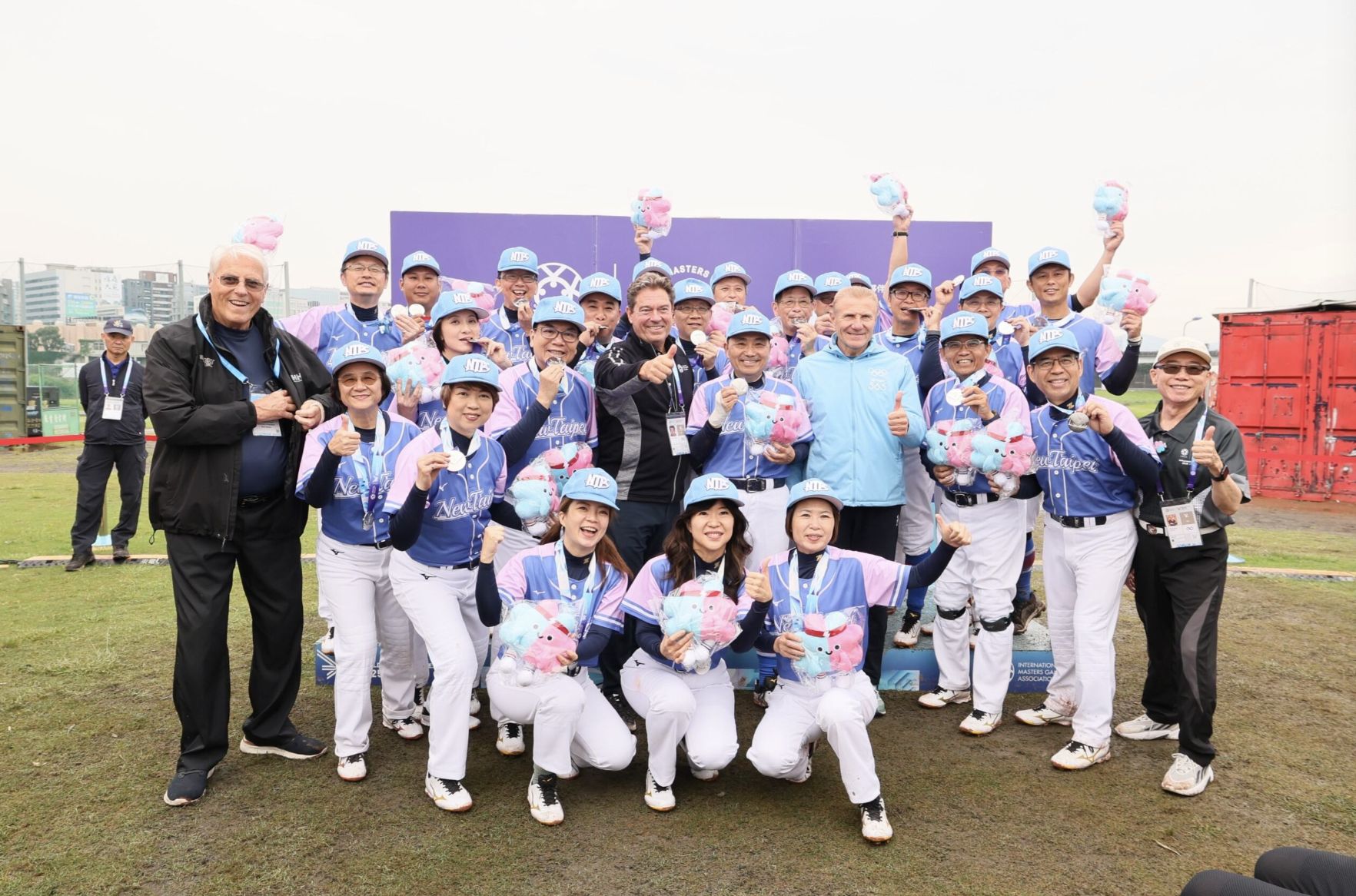 ▲▼       世壯運慢速壘球雙北大戰二部曲新北市獲銀　侯友宜肯定團隊的好表現      。（圖／新北市政府）