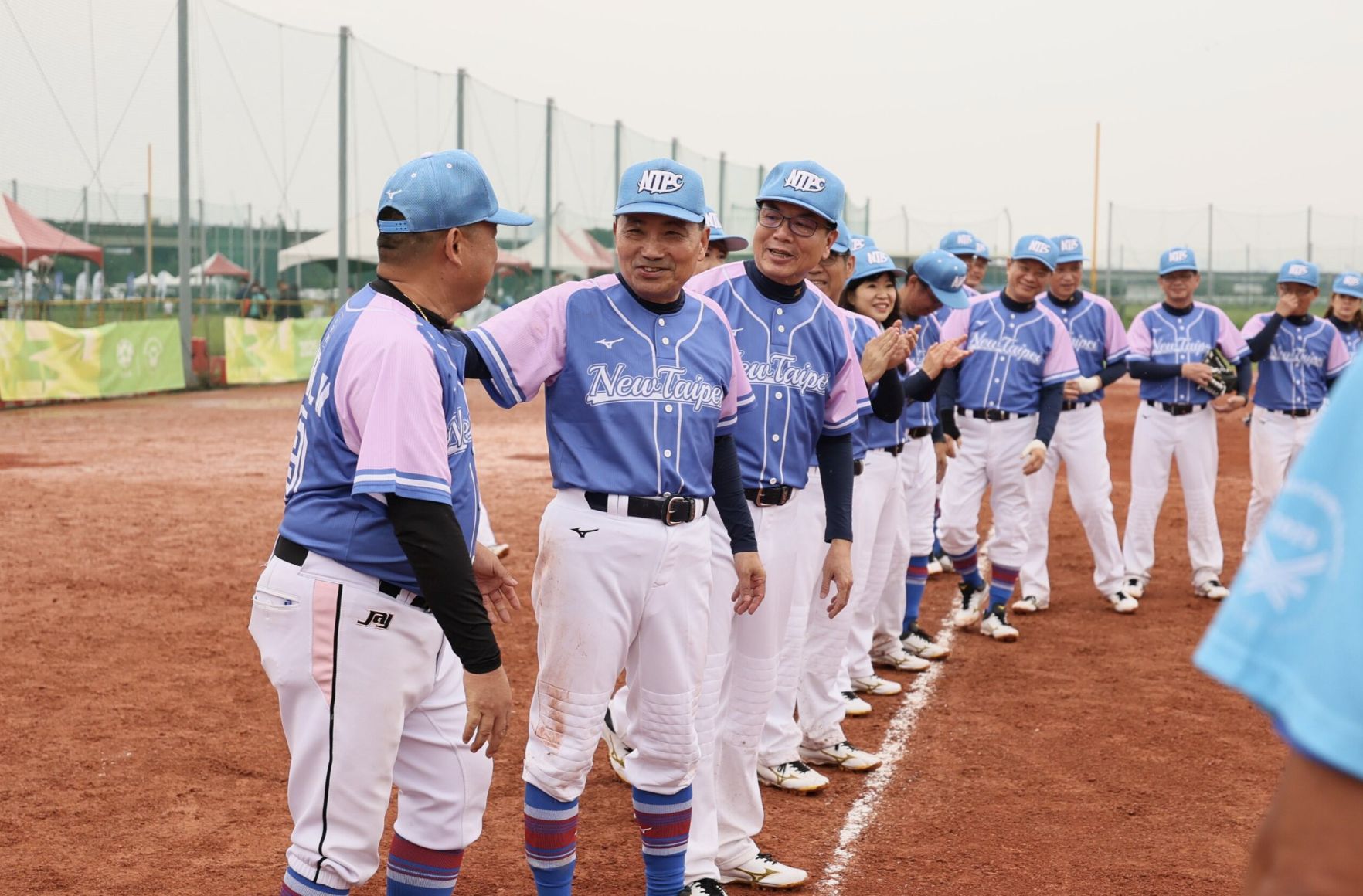 ▲▼       世壯運慢速壘球雙北大戰二部曲新北市獲銀　侯友宜肯定團隊的好表現      。（圖／新北市政府）